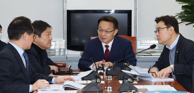 16일 국회에서 열린 정치개혁특별위원회 정치관계법개선소위원회에서 조해진 위원장과 여야 의원들이 이야기를 나누고 있다. (사진=연합뉴스)