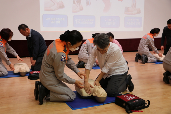 시흥소방서, 시흥시의회와 함께 하는 심폐소생술 교육을 실시했다.(사진=시흥소방서 제공).