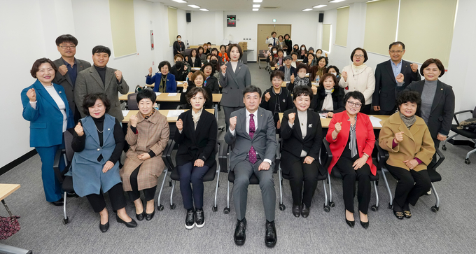 방세환시장등 광주시 여성단체협의회가 3년만에 총회를 개최하고 기념하고 있다. (사진=광주시 제공)