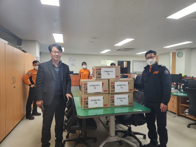 김동수 곤지암읍장이 곤지암 119안전센터를 방문해 대원들을 격려하고 있다. (사진=광주시 제공)