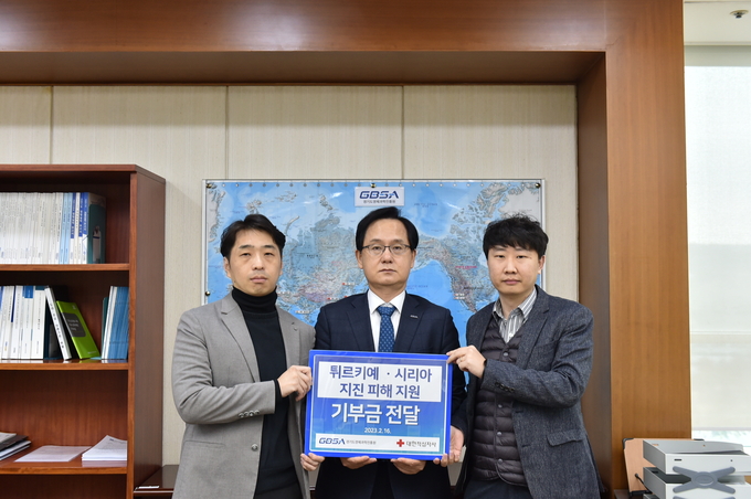 (왼쪽부터) 김성원 통합노동조합 공동위원장, 강성천 원장, 김학균 통합노동조합 공동위원장 (사진=경과원 제공)