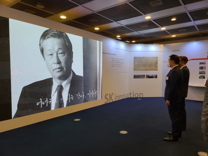최태원 SK그룹 회장이 고(故) 최종현 회장의 영상을 보고 있다. (사진=박시형 기자)