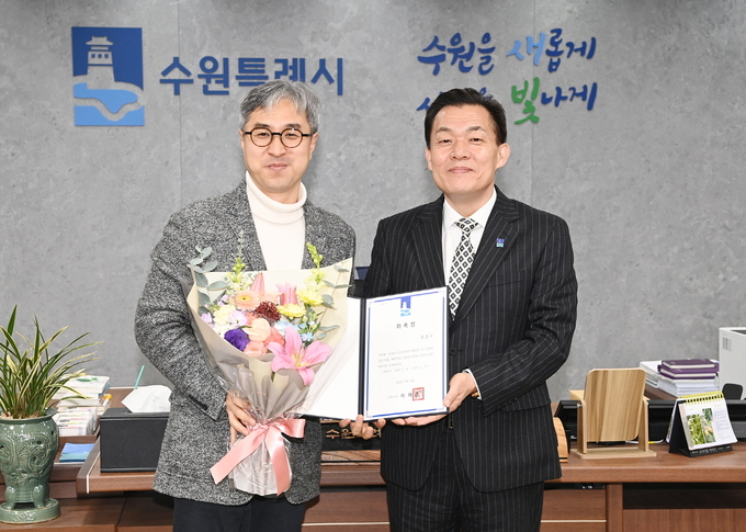 15일 수원시청에서 열린 위촉장 수여식서 이재준(오른쪽) 수원특례시장이 홍경구 수원시 도시·건축 총괄계획가와 기념 촬영을 하고 있다. (사진=수원시 제공)