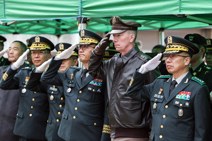 16일 경기도 양평 지평리전투 전적비 일대에서 개최된 지평리 전투 전승기념행사 참석자들이 국기에 대한 경례를 하고 있다. (사진=국방일보 제공)