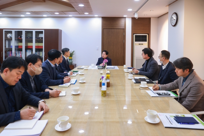 주광덕 남양주시장이 16일 3기 신도시 사업을 총괄하는 한국토지주택공사 김요섭 경기북부지역본부장과 장희철 남양주사업본부장 등 주요 관계자 등에게 수석대교 조기 착공을 강력히 요구했다. (사진=남양주시 제공)