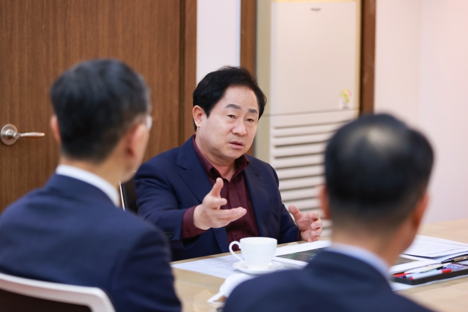주광덕 시장이 LH 관계자들에게 왕숙신도시 광역교통개선대책 사업을 신속히 추진해 ‘선(先)교통 후(後)입주’ 원칙을 지키고, 광역교통개선대책 지연으로 불편을 겪고 있는 2기 신도시의 시행착오를 되풀이하지 않아야 함을 강조하고 있다.(사진=남양주시 제공)