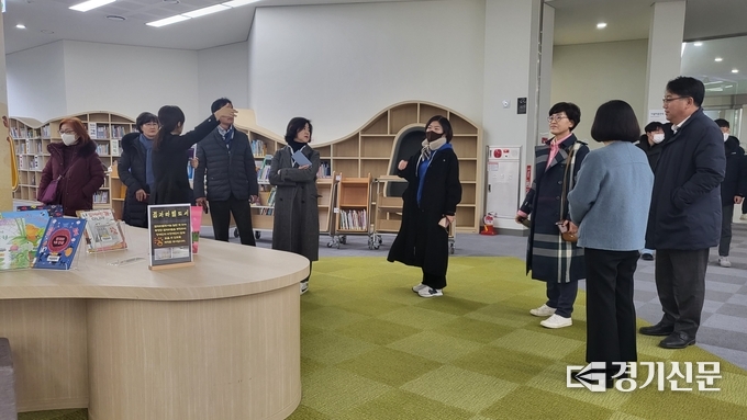 경남 거제시의회 행정복지위원회 방문단이 16일 남양주 정약용도서관을 찾아 공간 구성을 중점적으로 살펴보고, 도서관 건축의 방향과 미래를 모색해 보는 시간을 가졌다. (사진=남양주시 제공)