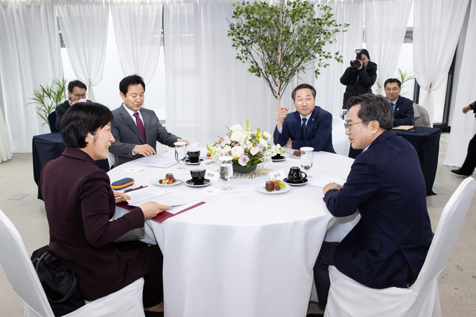 한화진 환경부장관, 유정복 인천시장, 오세훈 서울시장, 김동연 경기도지사가 17일 서울 노들섬에서 4자 협의체를 열고 논의를 하고 있다. ( 사진 = 인천시 제공 )