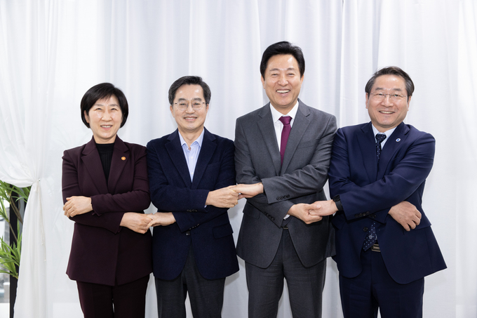 한화진 환경부장관, 유정복 인천시장, 오세훈 서울시장, 김동연 경기도지사가 17일 서울 노들섬에서 4자 협의체 재가동 후 기념촬영을 하고 있다. ( 사진 = 인천시 제공 )