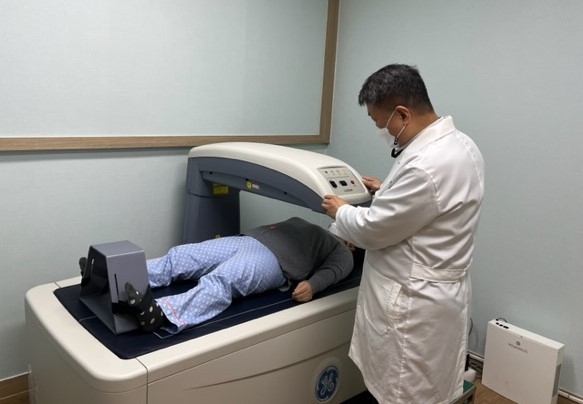 동구보건소에서 주민이 골다공증 검사를 받고 있다. ( 사진 = 동구 제공 )