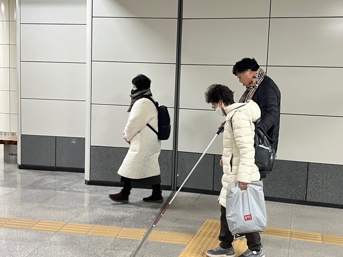 한국철도 수도권광역 본부 시각장애인과 지역주민의 안전한 보행 환경 사업을 진행했다.(사진 = 수도권광역본부 제공)