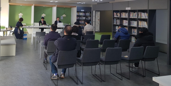 ‘찾아가는 공동주택단지 민원상담실’이 현장에서 진행되고 있다. (사진=성남시 제공)