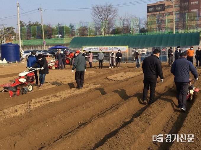 남양주시에서 실시하는 안전사고 예방을 위한 주요 임대 장비 트랙터와 농업용 관리기 실습 교육 모습(사진-남양주시 제공)