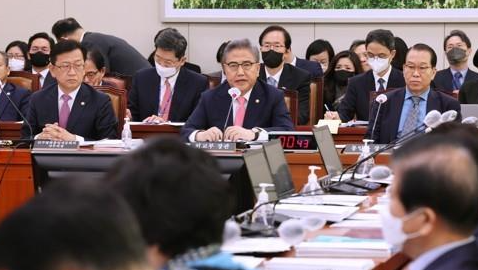 박진 외교부 장관이 지난 15일 오전 열린 국회 외교통일위원회 전체회의에서 의원질의에 답변하고 있다. (사진=연합뉴스 제공)