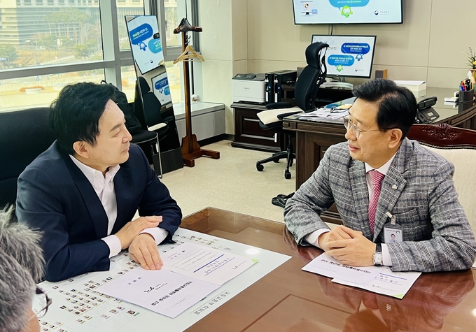 전진선(오른쪽) 양평군수가 정부세종청사에서 원희룡 국토교통부 장관을 만나 지역 응급실 신설 및 의료 서비스 개선 등 관련 사항들을 논의하고 있다.(사진=양평군 제공)<br>
<br>
