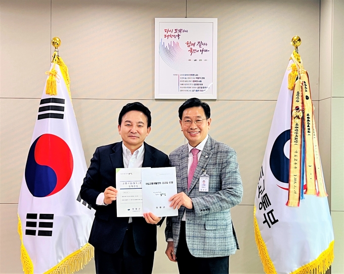 전진선(오른쪽) 양평군수가 정부세종청사에서 원희룡 국토교통부 장관을 만나 지역 응급실 신설 및 의료 서비스 개선 등 관련 사항들을 논의하고 있다.(사진=양평군 제공)