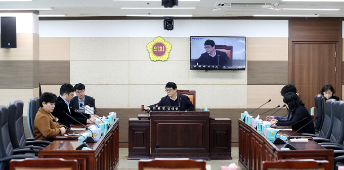 지난 17일 인천광역시의회 도시계획 및 도시개발사업 관련 행정사무조사 특별위원회가 특별위원회 회의실에서 열려 증인 출석 요구의 건을 심사하고 있다. ( 사진 = 인천시의회 제공 )