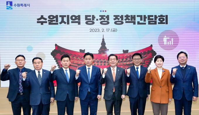 17일 수원시청에서 열린 '2023년 1분기 당정 정책간담회' 모습. 오른쪽부터 김승원-백혜련-박광온 국회의원, 이재준 수원특례시장, 김영진 국회의원, 이병진 민주당 수원시무 지역위원장 직무대행, 수원시의회 이재식 부의장, 채명기 더불어민주당 교섭단체 대표. (사진=수원시 제공)