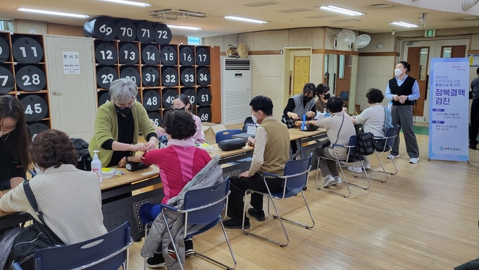 광주시 돌봄 시설 계약직 종사자들이 무료로 잠복결핵검진을 받고 있다. (사진=광주시 제공)