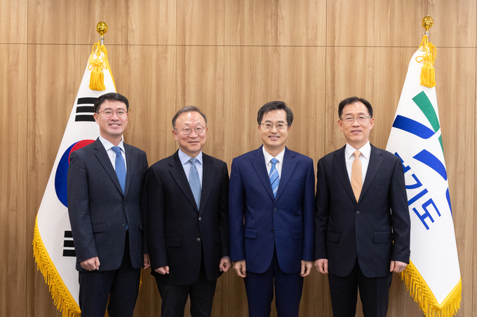 김동연 경기도지사는 20일 한현수 신임 경기국제공항추진단장, 석종훈 신임 사회적경제국장, 조상기 신임 노동권익과장에 임용장을 수여했다. (사진=경기도 제공)