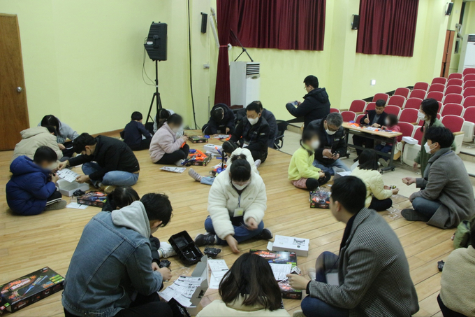 지난 18일 서울 금천구 혜명보육원 에어로켓 만들기 봉사활동 현장. (사진=중소기업중앙회 제공)