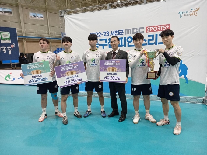 왼쪽부터 세터 이현규, 공격수 서영빈, 수비수 이동렬, 감독 김종일, 우수비 이효광, 좌수비 이준석 <우승시상식 후 기념촬영> (사진=대한민국족구협회 제공)