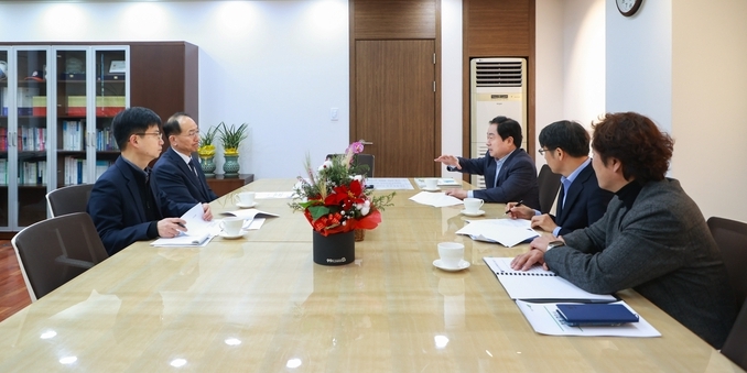 주광덕 남양주시장은 20일 국토교통부 대도시권광역교통위원회 이성해 위원장을 만나 남양주 발전과 3기 신도시 사업의 원활한 추진을 위해 남양주시 광역교통개선 대책에 대한 적극적인 검토와 차질 없는 추진 및 지원을 당부했다.(사진=남양주시 제공)
