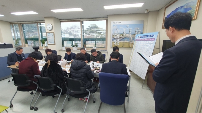 구리시는 지난 17일 토평정수장에서 수돗물평가위원 10명 및 관계공무원 5명 등이 참석한 가운데‘2023년 상반기 수돗물평가위원회’를 개최했다.(사진=구리시 제공)