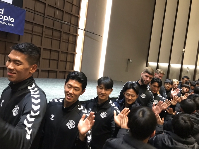 20일 수원컨벤션센터에서 열린 프로축구 K리그1 수원FC의 2023시즌 출정식에서 수원FC 선수들이 팬들과 하이파이브를 하고 있다. (사진=유창현 기자)