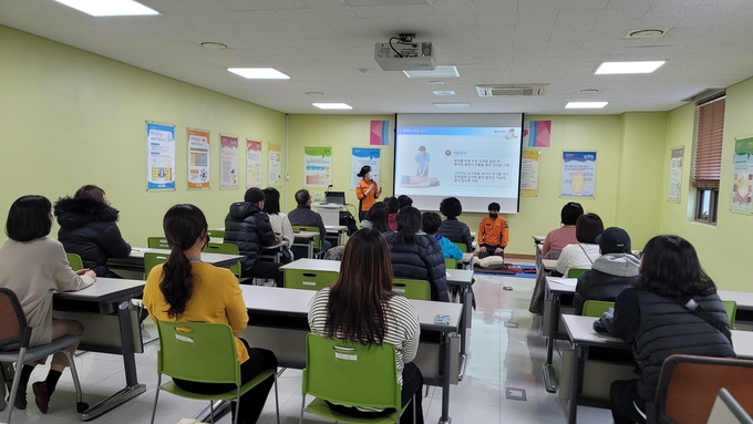 인천 연수구 송도건강생활지원센터가 지역주민을 대상으로 심폐소생술교육을 하고 있다. ( 사진 = 연수구 제공 )