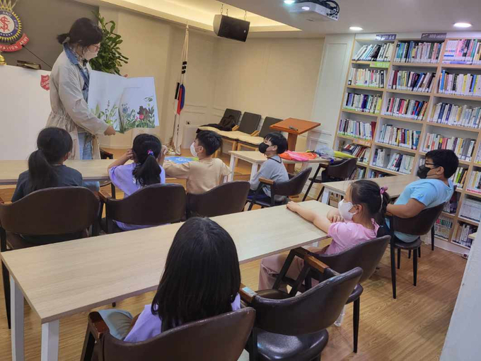 군포시 산본도서관 은빛독서나눔이 교육을 실시하고 있다.(사진=산본도서관 제공)