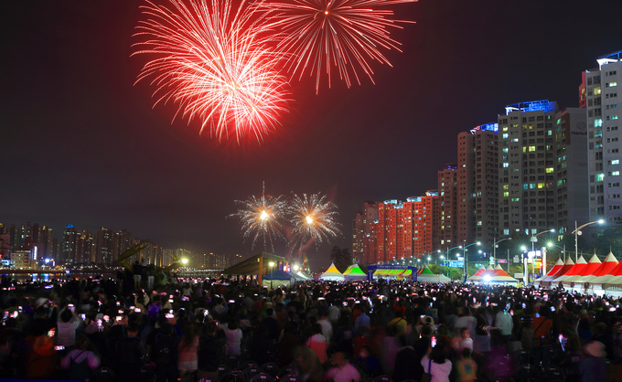 지난해 10월 인천 남동구 소래포구 해오름광장에서 열린 ‘제22회 소래포구 축제’에서 불꽃놀이 행사가 진행되고 있다. ( 사진 = 남동구 제공 ) 