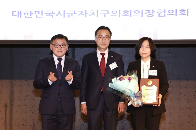 용인특례시의회는 신현녀 의원이 지난 20일 오후 4시 라마다프라자 제주호텔에서 대한민국시군자치구의회의장협의회가 수여하는 제15회 대한민국지방의정봉사대상을 수상했다.(사진=용인시의회 제공)