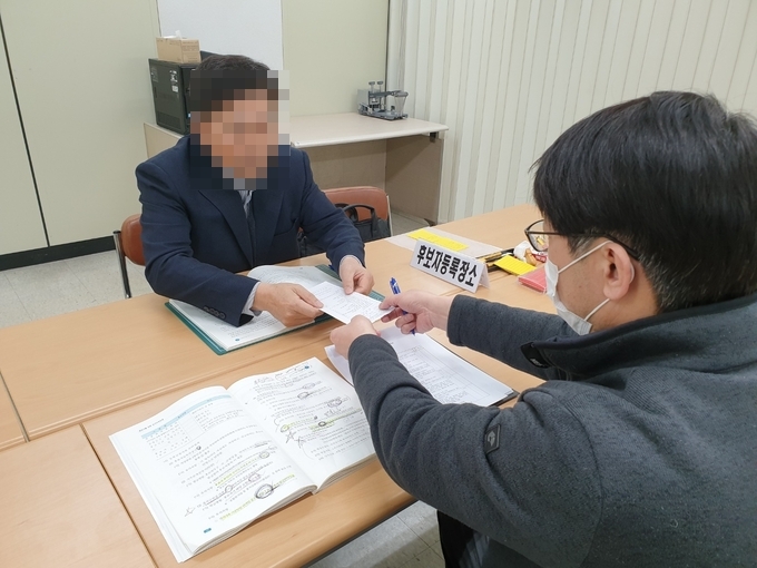 21일 수원시 권선구선거관리위원회에서 제3회 전국동시조합장선거 입후보자가 후보 등록을 접수하고 있다. (사진=나규항 기자)