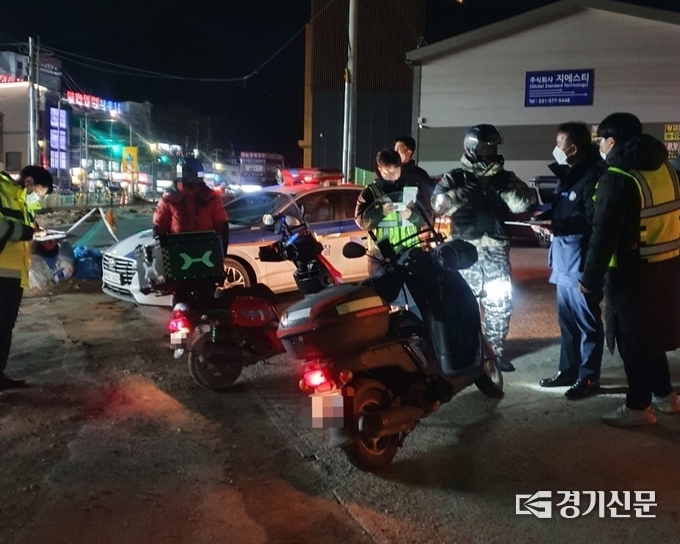 남양주시는 로나19 이후 배달대행업이 성행하면서 튜닝과 조향장치 등 불법 개조한 이륜차를 운행하는 사례가 여전한 함에 따라 앞으로도 수시로 합동 단속을 실시한다고 밝혔다.(사진=남양주시 제공)