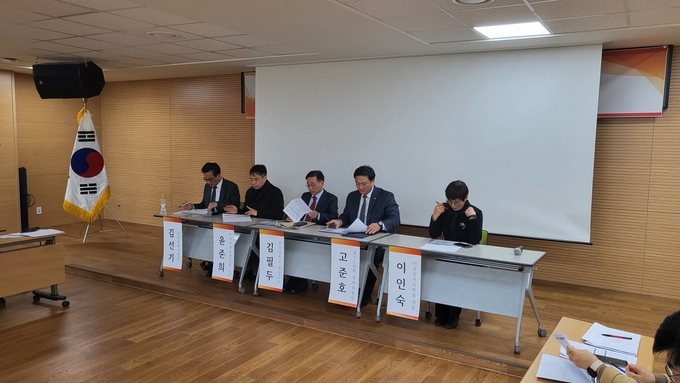 경기도의회 국민의힘 정책위원회는 21일 파주시 조리읍 행정복지센터에서 ‘지방의회와 주민자치회 발전방안’ 토론회를 개최했다. (사진=경기도의회 국민의힘 제공)