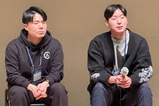 유준환 새로고침 노동자협의회 의장(오른쪽)과 송시영 부의장 (사진=박시형 기자)