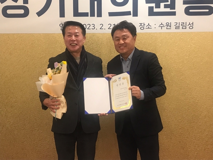 21일 수원시 소재 중식당에서 진행된 경기도조정협회장 당선증 교부식에서 경기도조정협회 3대 회장으로 당선된 안교재 회장(㈜유연에이에프 대표·왼쪽)이 정진구 선거관리위원장으로부터 당선증을 받은 뒤 기념사진을 찍고 있다. (사진=유창현 기자)