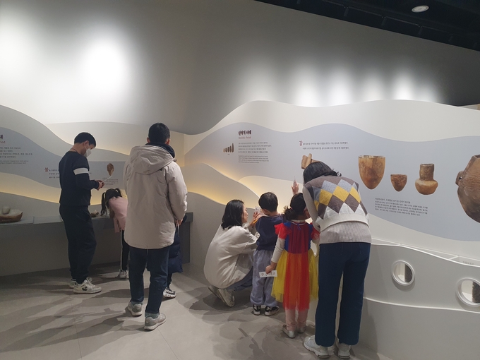 국립농업박물관 '식문화관'을 둘러보는 방문객들. (사진=국립농업박물관 제공)
