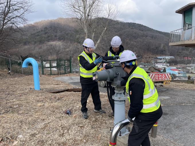 K-water 경기서남권지사, 광역상수도 전동밸브 특별점검을 하서 있다.(사진=한국수자원공사 경기서남권지사 제공).