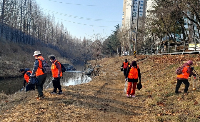 남동구 장수천지킴이 활동 모습. ( 사진 = 남동구 제공 )
