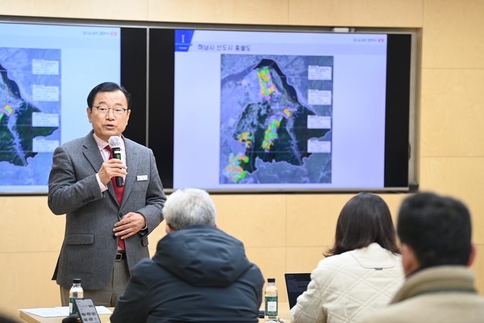 이현재시장이 원도심 12개 노선에 버스 47대 신설·증차등 배차간격과 노선등을 설명하고 있다.(사진= 하남시 제공)