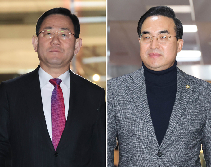 주호영 국민의힘 원내대표(왼쪽)와 박홍근 더불어민주당 원내대표가 22일 김진표 의장 주재 원내대표 회동을 위해 의장실로 이동하고 있다. 
