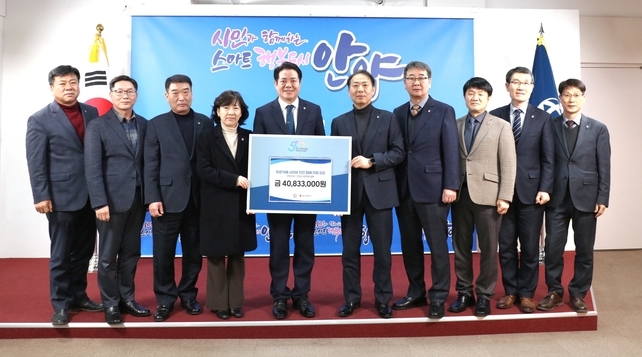 최대호 안양시장(왼쪽 다섯번째)과 간부 공무원들이 공직자와 시민 등이 모은 성금을 대한적십자사에 전달했다.(사진=안양시 제공)