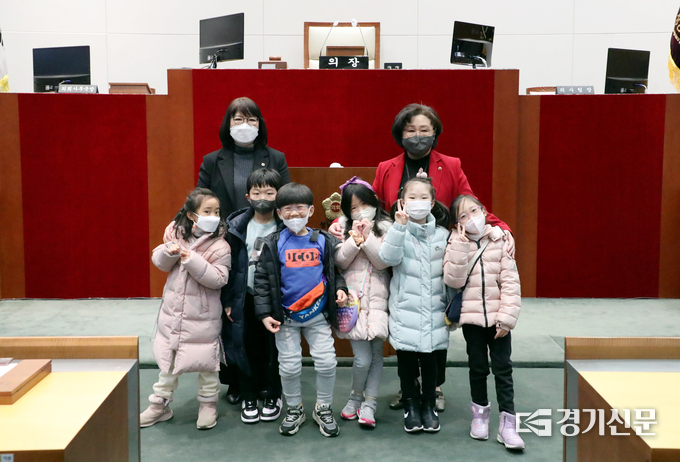 의회를 방문한 수내초 학생들이 박은미 부의장(사진 뒷줄 왼쪽)과 서희경 의원과 함께 본회의장에서 기념사진을 찍고 있다. (사진=성남시의회 제공)