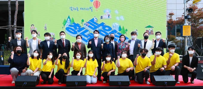 (2022년 9월에 남양주시 청년의 날 첫 행사 '남다름 페스티벌' 이 청년창업센터 앞 청년광장에서 열렸다. 주광덕 남양주시장이 청년축제기획단과 관계자들과 기념사진을 찍고 있다.(뒷줄 왼쪽에서 다섯번째)(사진=남양주시 제공)