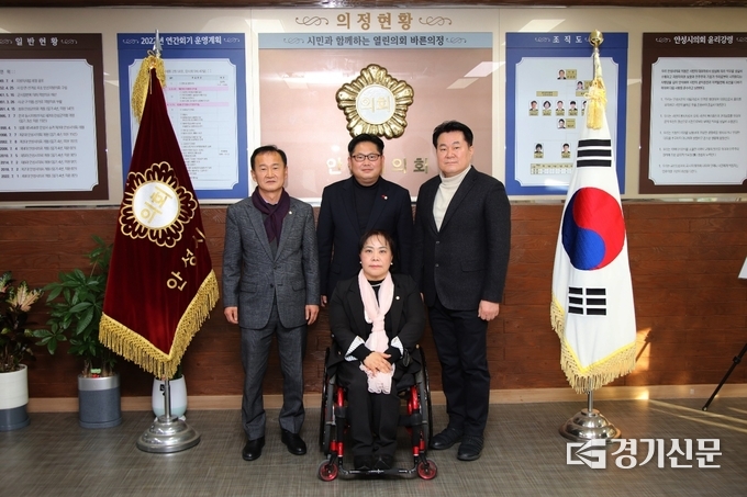 국민의힘 소속 안성시의회 정토근 부의장(가운데), 사진 왼쪽부터 정천식 의원, 최호섭 의원, 이중섭 의원.(사진=안성시의회 제공)
