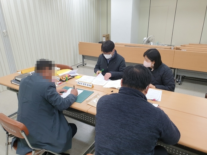 한 후보자가 조합장선거 후보 등록 절차를 밟고 있다. (사진=나규항 기자) 