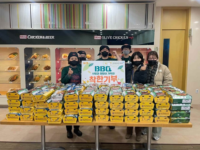 BBQ가 치킨대학 착한기부를 통해 용인 자연요양원에 치킨을 기부하고 있다. (사진=제너시스BBQ 제공)