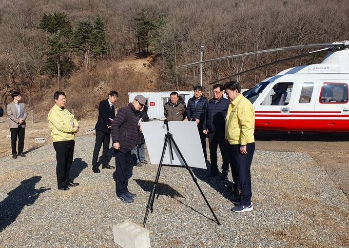 방세환 시장이 산불 및 소나무재선충 점검을 위해 항공 예찰전 관계자들에게 설명을 듣고 있다.(사진= 광주시 제공)